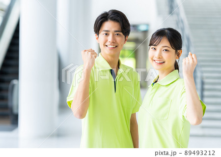 若い男女の介護スタッフ 89493212