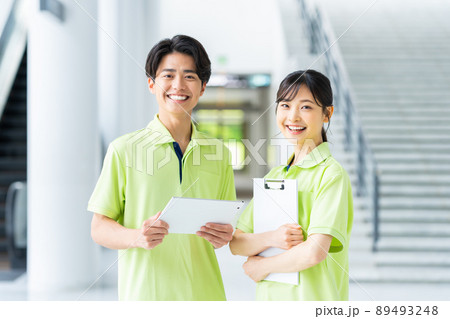 若い介護のスタッフ 若い介護のスタッフ 89493248