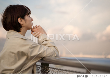 物思いにふける女性 物思いにふける女性 89493252