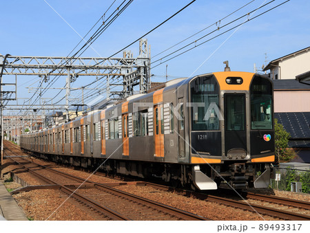 阪神　打出駅付近を走る1000系電車 89493317