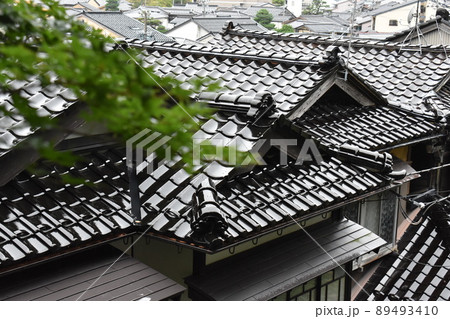 金沢市 黒瓦の屋根 89493410