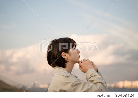 物思いにふける女性 89493424