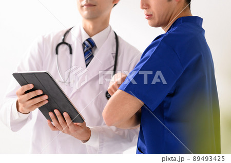 男性2人の医療イメージ　顔無し　ポートレート 89493425