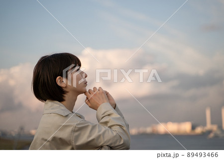 物思いにふける女性 89493466