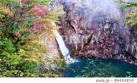 岩手県雫石町葛根田渓谷の紅葉の滝 岩手県雫石町葛根田渓谷の紅葉の滝 89493859