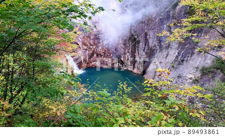 岩手県雫石町葛根田渓谷の紅葉の滝 岩手県雫石町葛根田渓谷の紅葉の滝 89493861