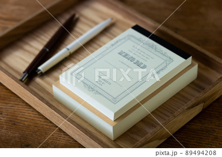 メモパッドとボールペン 89494208