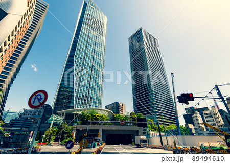 変わり続ける東京 虎ノ門2丁目交差点 トンネルと高層ビル 2022.04　暖色寒色強調 89494610