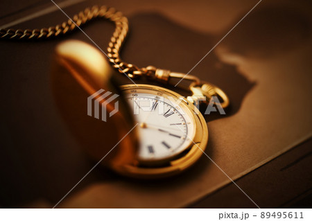 金の懐中時計と古い肖像写真 89495611