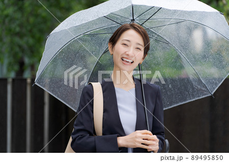 ビジネス 女性 屋外 雨 ビジネス 女性 屋外 雨 89495850