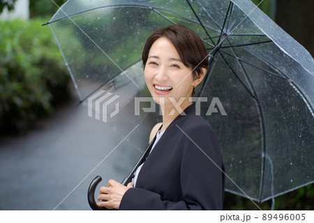 ビジネス　女性　屋外　雨 89496005