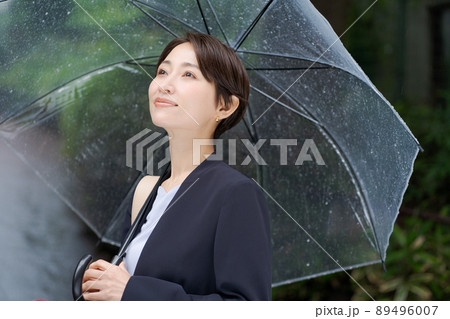 ビジネス 女性 屋外 雨 ビジネス 女性 屋外 雨 89496007