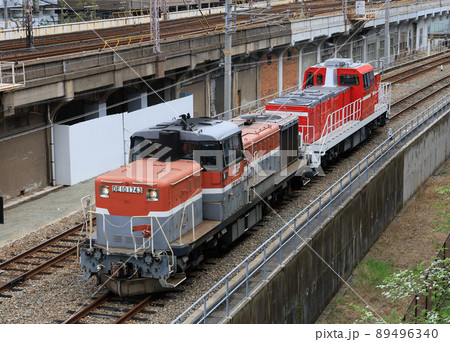 兵庫駅を発車するDE10と新車のDD200 89496340