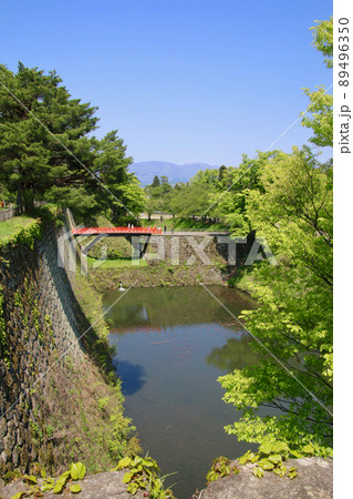 鶴ヶ城の外堀・廊下橋（福島県・会津若松市） 89496350