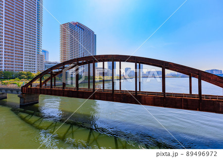東京　中央区晴海の都市風景　晴海橋梁とタワーマンション 89496972