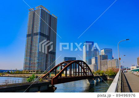 東京　中央区晴海の都市風景　晴海橋梁とタワーマンション 89496976