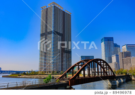 東京　中央区晴海の都市風景　晴海橋梁とタワーマンション 89496978