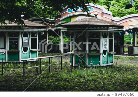 廃墟化した遊園地のゲート 89497060