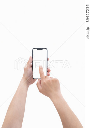 スマホを持つ男性の手元 89497236