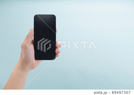 スマホを持つ男性の手元  スマホを持つ男性の手元  89497307