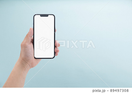 スマホを持つ男性の手元　 89497308