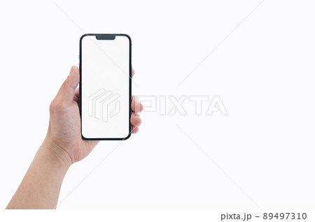 スマホを持つ男性の手元 スマホを持つ男性の手元 89497310