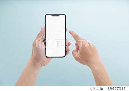 スマホを持つ男性の手元　 89497315