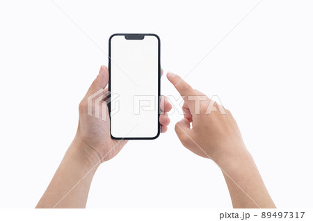 スマホを持つ男性の手元　 89497317