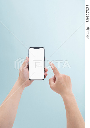 スマホを持つ男性の手元　 89497323