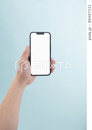 スマホを持つ男性の手元 スマホを持つ男性の手元 89497331