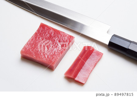 本マグロと柳刃包丁 89497815