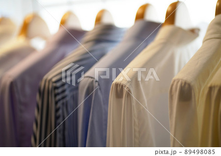 様々な色や柄のビジネスシャツ 89498085