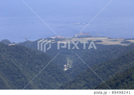 新潟　佐渡　ドンデン山から見る風景（入崎付近） 89498241
