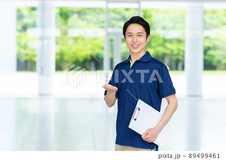 介護スタッフのミドルの男性 89499461