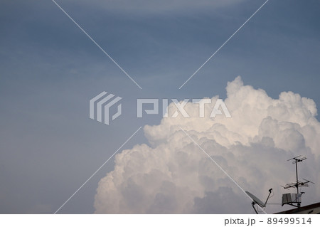 夏のもくもくとした雲とコピースペース 89499514