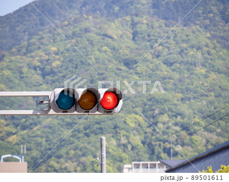 赤色が点灯している信号機。 89501611