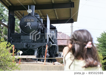 女の子と蒸気機関車 89502086