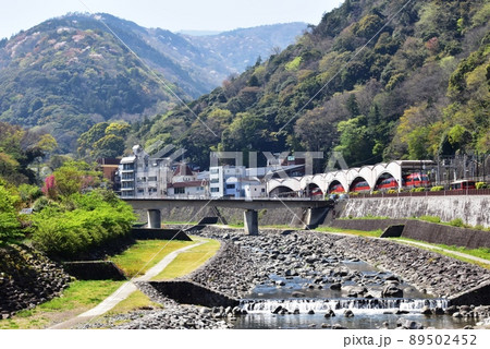 箱根町　箱根の山並みと早川と箱根湯本駅とロマンスカー 89502452