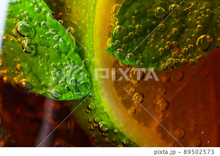 cocktail Cuba libre with lime and peppermint leaves 89502573