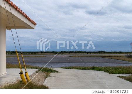 波照間空港エプロンと滑走路 89502722