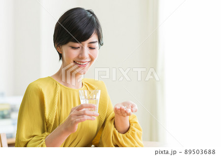 薬を飲む女性 サプリメント 健康 薬を飲む女性 サプリメント 健康 89503688