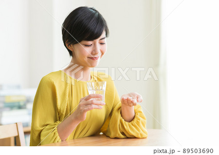 薬を飲む女性　サプリメント　健康 89503690
