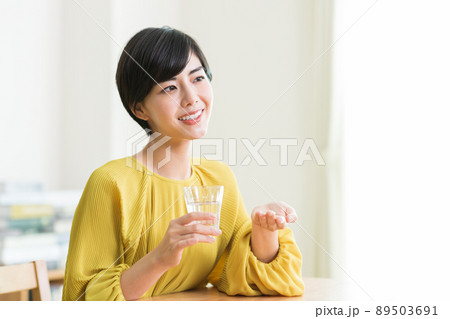 薬を飲む女性　サプリメント　健康 89503691