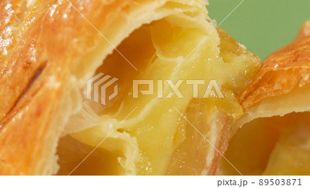 中身が詰まったいもパイの断面のアップ 89503871