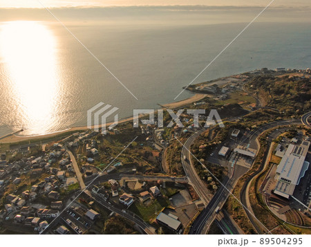 朝焼けの明石海峡と淡路SA付近の空撮 89504295
