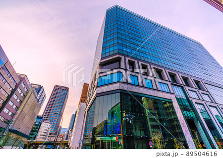 日本の東京都市景観 茅場町駅前・兜町の交差点から新ランドマーク「KABUTO ONE」などを望む 日本の東京都市景観 茅場町駅前・兜町の交差点から新ランドマーク「KABUTO ONE」などを望む 89504616