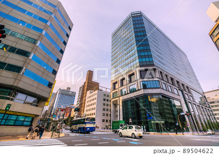 日本の東京都市景観　茅場町駅前・兜町の交差点や兜町の新ランドマーク「KABUTO ONE」などを望む 89504622