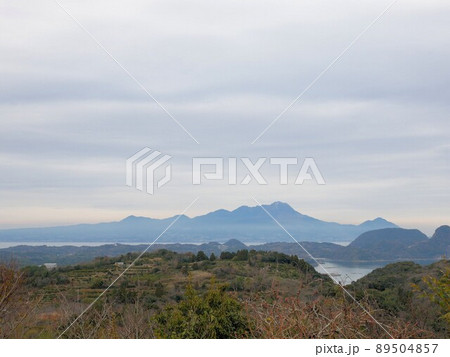 高山山頂から見える雲仙山 (熊本県上天草市維和島) 高山山頂から見える雲仙山 (熊本県上天草市維和島) 89504857