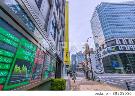 日本の東京都市景観　茅場町駅前・兜町の交差点や兜町の新ランドマーク「KABUTO ONE」などを望む 89505050