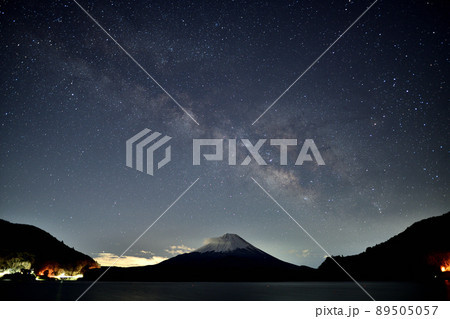 天の川と富士山　＜精進湖> 89505057
